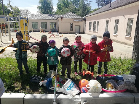 Спортивный инвентарь для детей из санатория Сосновая дача.