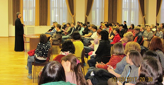 Настоятель Введенского храма принял участие в общем родительском собрании средней школы №10