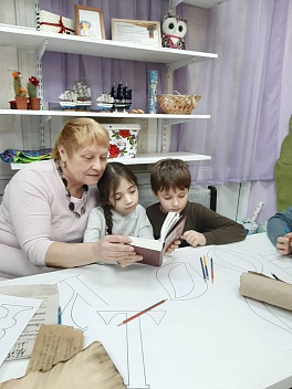 Директор воскресной школы Введенского храма провела урок ко Дню православной книги в ростовском образовательный центре "ТРИУМФ".